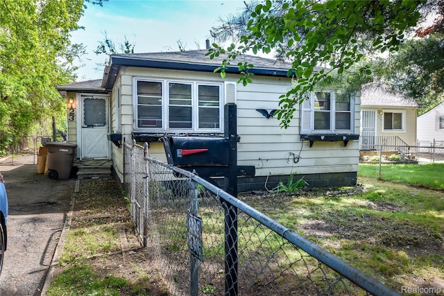123 Parkdale Ave, Pontiac, MI 48340 - view of front of home with entry steps and a shingled roof