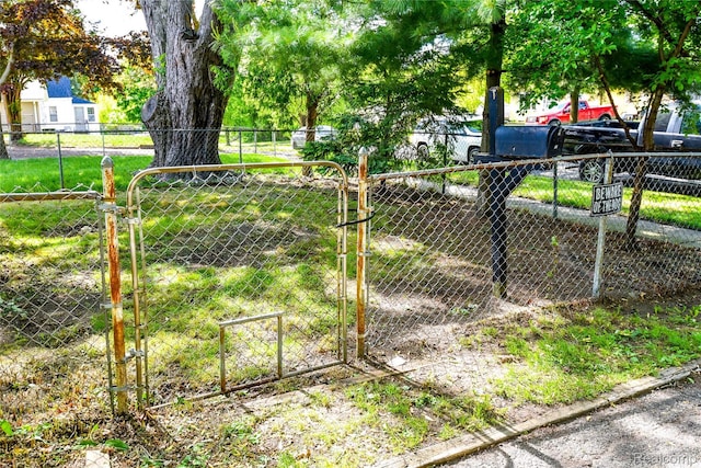 123 Parkdale Ave, Pontiac, MI 48340 - view of yard with a gate