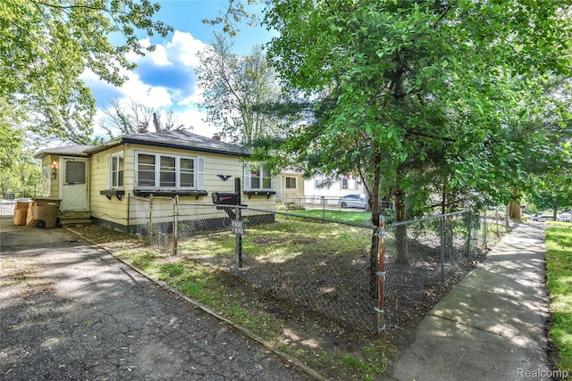 123 Parkdale Ave, Pontiac, MI 48340 - view of front facade with a fenced front yard and entry steps