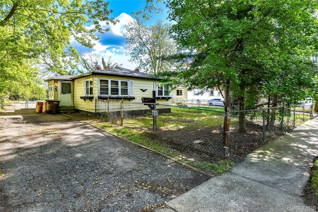 123 Parkdale Ave, Pontiac, MI 48340 - view of front of property featuring a fenced front yard, a chimney, and entry steps