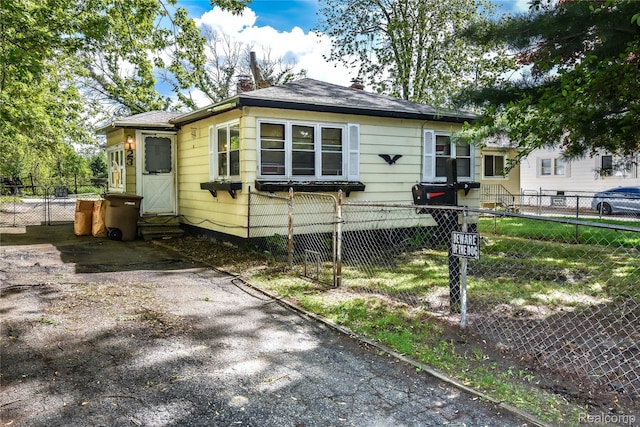 123 Parkdale Ave, Pontiac, MI 48340 - view of front of property featuring a chimney and entry steps