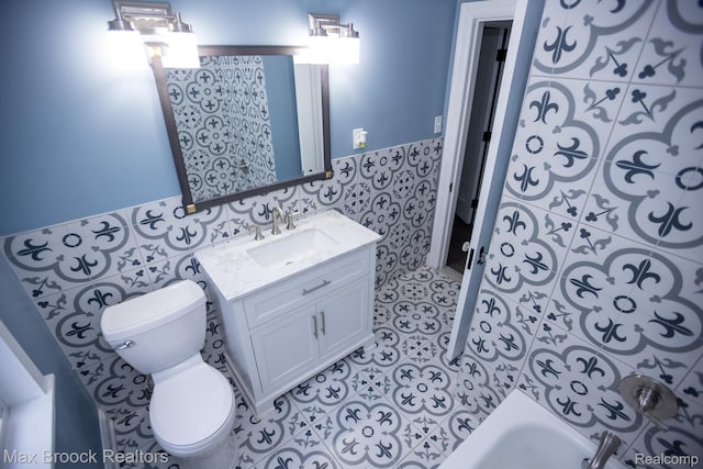 17352 Parkside St, Detroit, MI 48221 - full bathroom featuring tile walls, wainscoting, toilet, a tub to relax in, and vanity