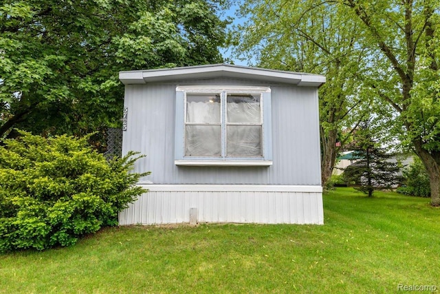 3723 Pinoak St, Clarkston, MI 48348 - view of side of home with a lawn