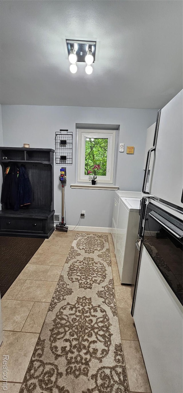 5084 Champlain Cir W, Bloomfield, MI 48323 - laundry room with washer and dryer and baseboards