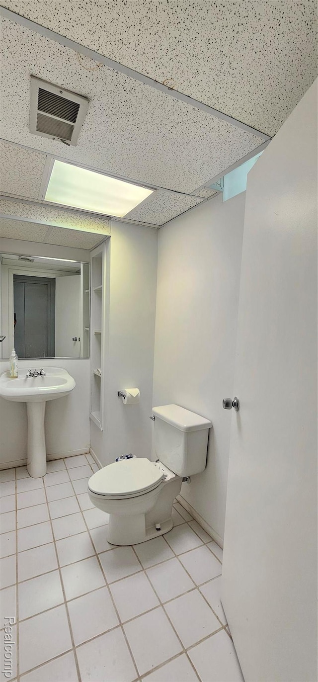 5084 Champlain Cir W, Bloomfield, MI 48323 - bathroom with toilet, tile patterned flooring, a sink, and built in shelves