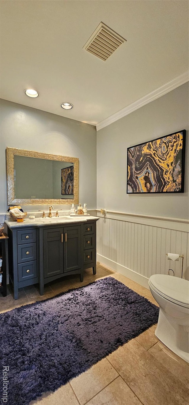 5084 Champlain Cir W, Bloomfield, MI 48323 - bathroom with toilet, crown molding, vanity, a wainscoted wall, and recessed lighting