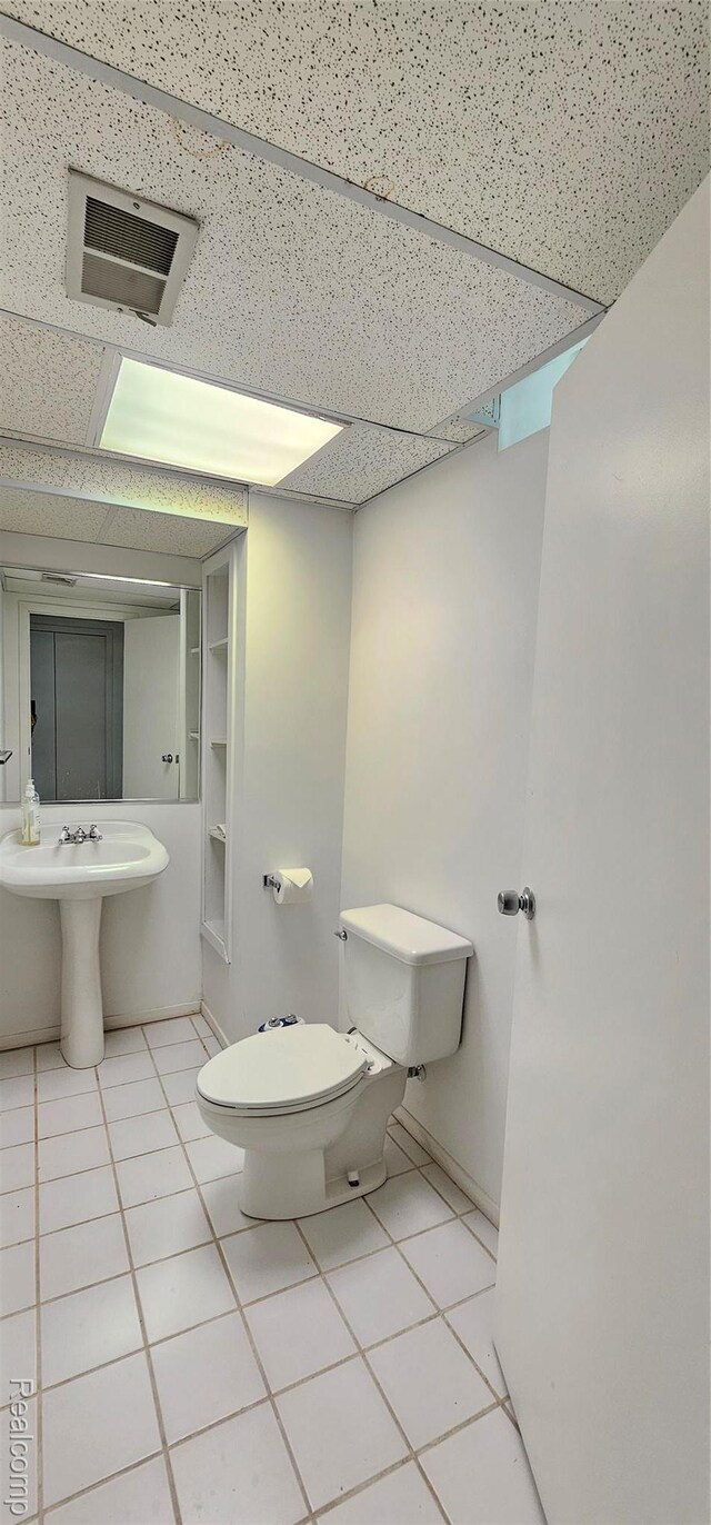 5084 Champlain Cir W, Bloomfield, MI 48323 - bathroom with toilet, tile patterned flooring, a sink, and built in shelves