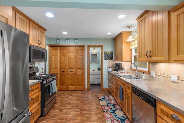 4239 Glen Hollow Dr, Hudsonville, MI 49426 - kitchen with appliances with stainless steel finishes, a sink, dark wood-type flooring, tasteful backsplash, and recessed lighting