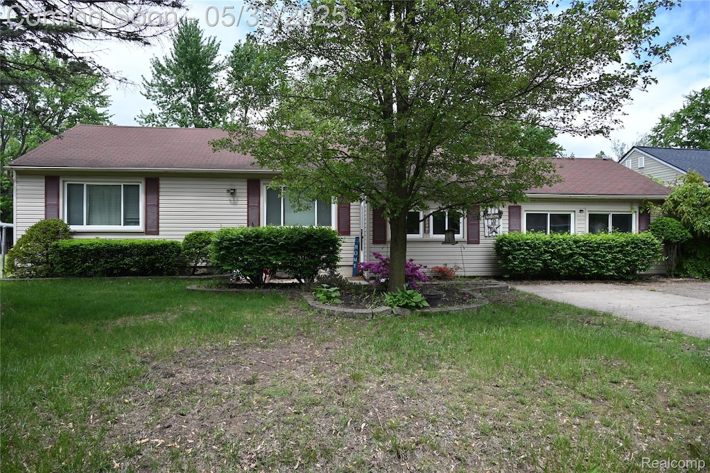23744 Liddle St, Brownstown, MI 48183 - view of front of home featuring a front yard