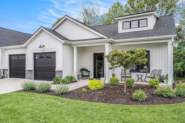 6617 Sheldon Crossing Dr, Hudsonville, MI 49426 - modern farmhouse featuring an attached garage, a porch, driveway, roof with shingles, and a front lawn