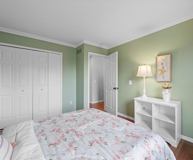 1150 Heatherlea Ct, Canton, MI 48188 - bedroom with crown molding, baseboards, a closet, and dark wood finished floors