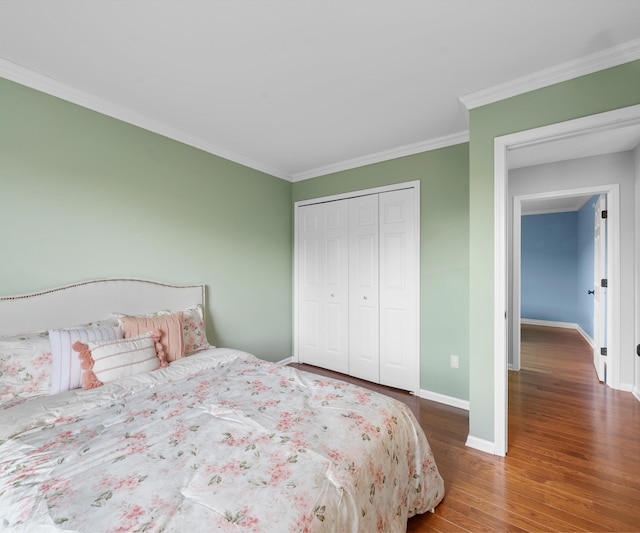 1150 Heatherlea Ct, Canton, MI 48188 - bedroom featuring wood finished floors, baseboards, crown molding, and a closet
