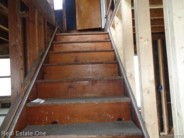 13493 Conley St, Hamtramck, MI 48212 - view of stairway