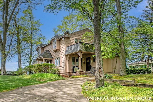 5011 Rosabelle Beach Ave, Holland, MI 49424 - view of front of property featuring a chimney and a front yard