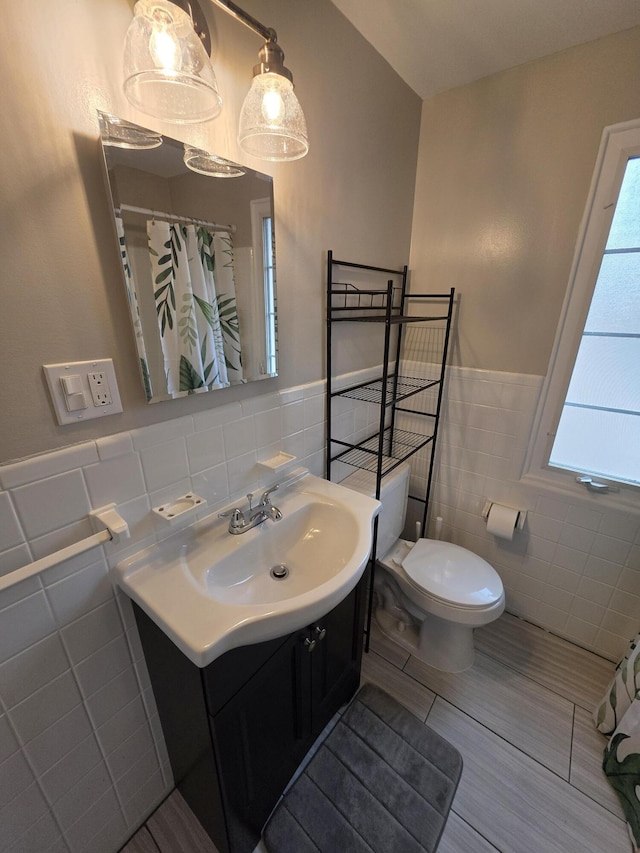 1516 W Webster Rd, Royal Oak, MI 48073 - full bath featuring tile walls, vanity, a wainscoted wall, and toilet