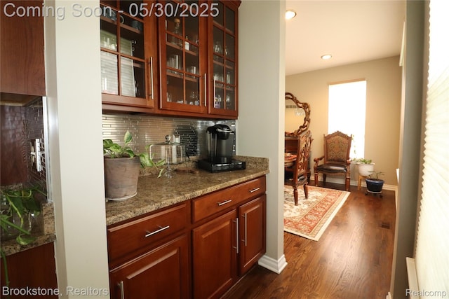 13961 Cobblestone Creek Dr, Belleville, MI 48111 - bar area featuring decorative backsplash, dark wood-style floors, recessed lighting, and baseboards