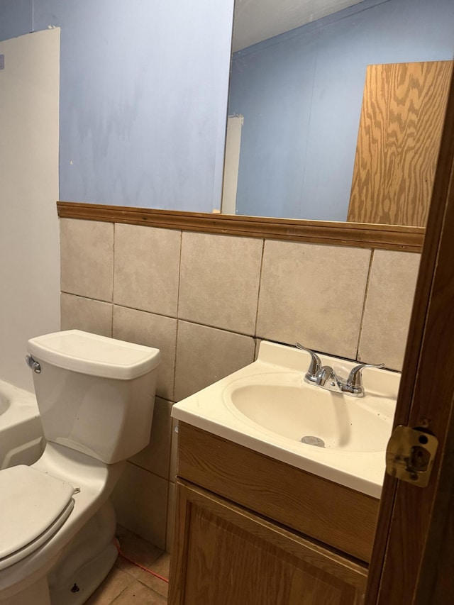 501 N US-131 Hwy # 17, White Pigeon, MI 49099 - bathroom with vanity, tile walls, toilet, and a bathtub