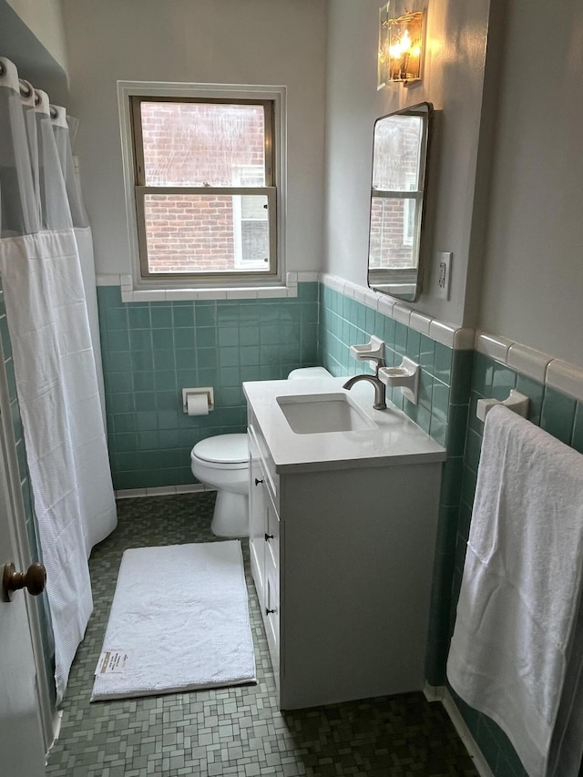 24680 Kenosha St, Oak Park, MI 48237 - full bath featuring tile walls, a wainscoted wall, vanity, toilet, and a shower with shower curtain