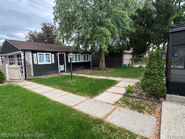 1042 Drexel St, Dearborn, MI 48128 - view of front of property with a front lawn