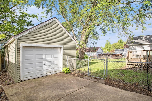 515 Fairfield Ave, Battle Creek, MI 49015 - detached garage featuring a gate and driveway