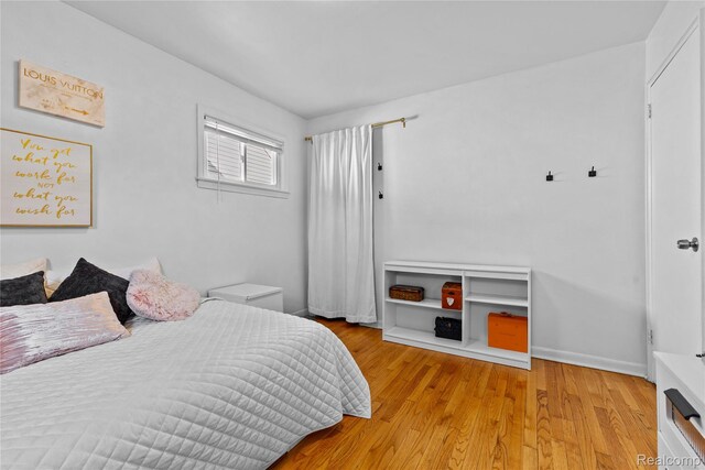 125 Tecumseh St, Clawson, MI 48017 - bedroom featuring light wood finished floors and baseboards