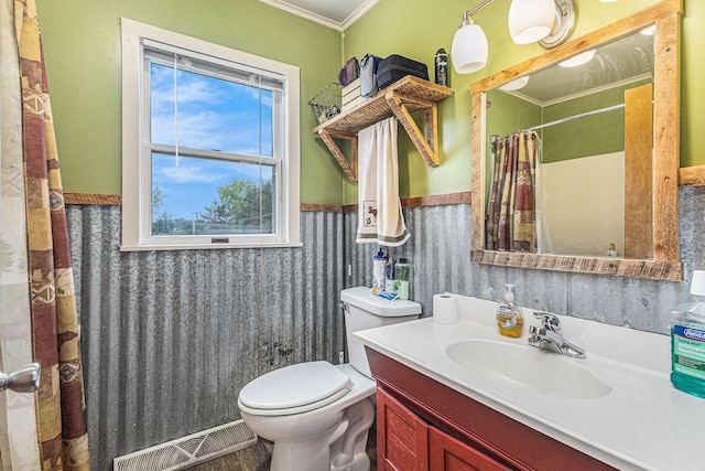 7694 Norconk Rd, Bear Lake, MI 49614 - full bath with a wainscoted wall, toilet, vanity, crown molding, and a shower with curtain