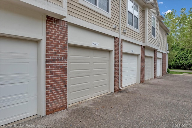 1721 Deepwood Cir, Rochester, MI 48307 - view of garage