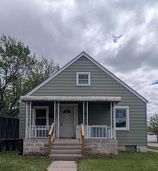 13181 Peach St, Southgate, MI 48195 - bungalow-style house with a porch and a front lawn