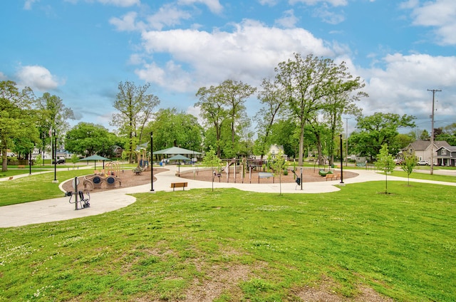 1118 Burr St, Jackson, MI 49201 - view of home's community featuring a lawn