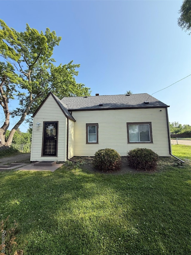 1226 E Princeton Ave, Flint, MI 48505 - view of front of home with a front lawn
