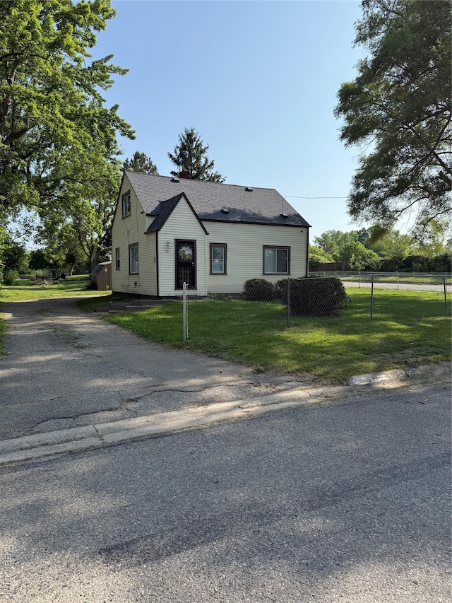 1226 E Princeton Ave, Flint, MI 48505 - view of front of home with a chimney