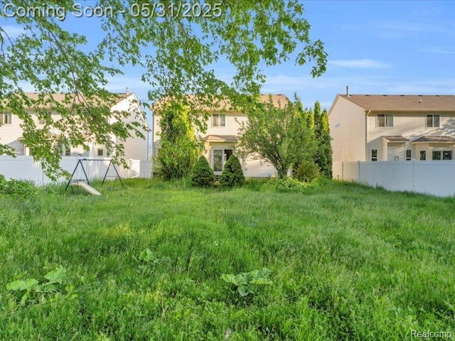 1387 Hartland Dr, Troy, MI 48083 - view of yard