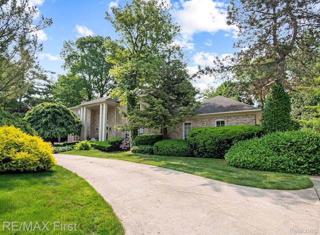 2983 Woodcreek Way, Bloomfield Hills, MI 48304 - view of front of house with a front yard and brick siding