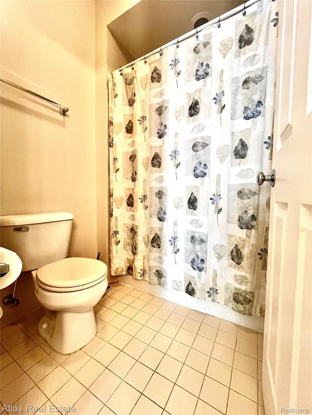 25727 Maritime Cir S, Harrison Township, MI 48045 - bathroom featuring toilet, tile patterned flooring, and a shower with curtain