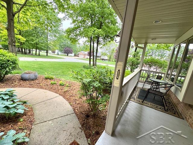 28 Barrington Cir, Saginaw, MI 48603 - surrounding community with a yard