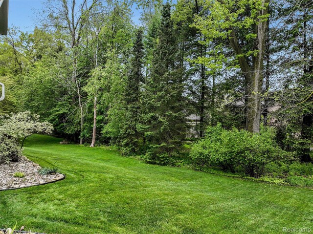 5687 Stonehaven Blvd, Rochester, MI 48306 - view of green lawn