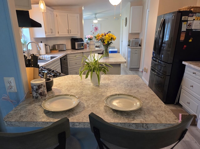 25893 Clark St, Novi, MI 48375 - kitchen featuring black appliances, range hood, a ceiling fan, a peninsula, and a breakfast bar area