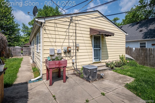 5633 Detroit St, Flat Rock, MI 48125 - rear view of house with a patio area