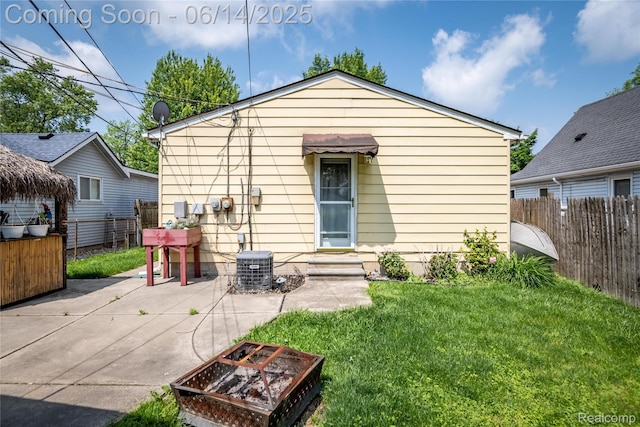 5633 Detroit St, Flat Rock, MI 48125 - rear view of house featuring a patio area
