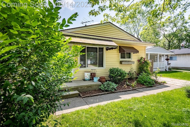 5633 Detroit St, Flat Rock, MI 48125 - bungalow-style house featuring a front yard and a porch