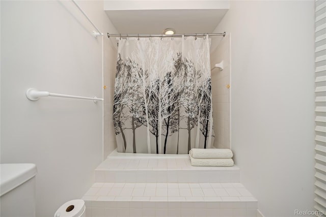 3072 Brewster, West Bloomfield, MI 48322 - bathroom featuring toilet and curtained shower