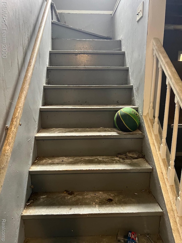 8505 Heyden St, Detroit, MI 48228 - view of stairs