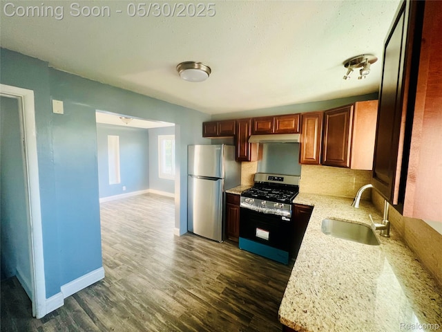 22380 Panama Ave, Sterling Heights, MI 48091 - kitchen featuring stainless steel appliances, a sink, under cabinet range hood, dark wood finished floors, and baseboards