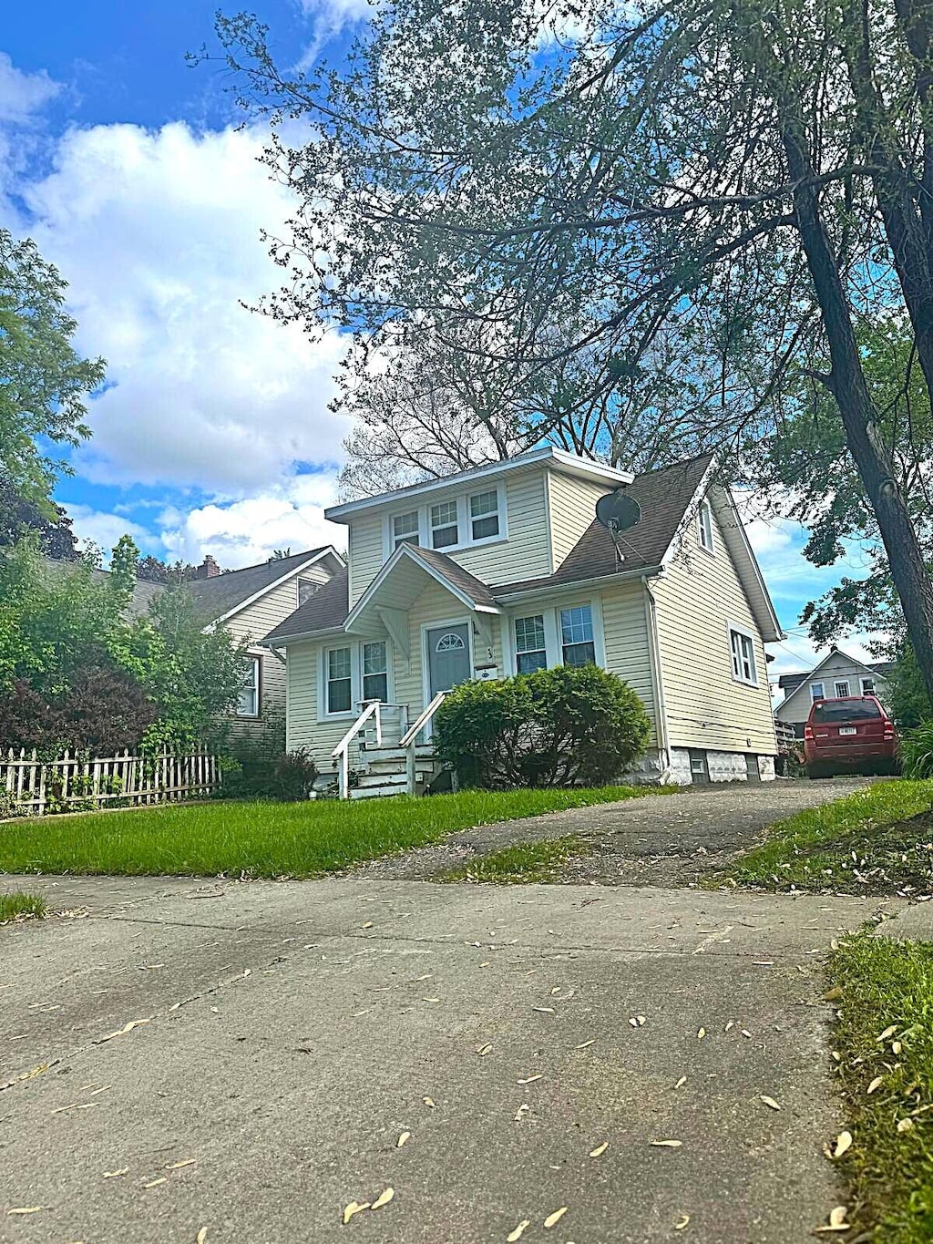 33 W Beverly Ave, Pontiac, MI 48340 - traditional-style house featuring asphalt driveway