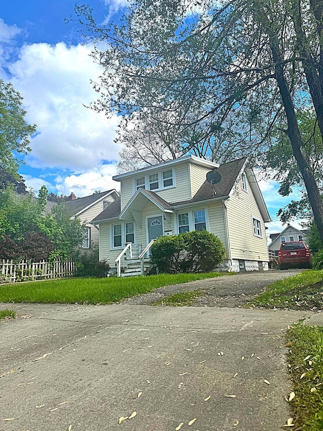 33 W Beverly Ave, Pontiac, MI 48340 - traditional-style house featuring asphalt driveway