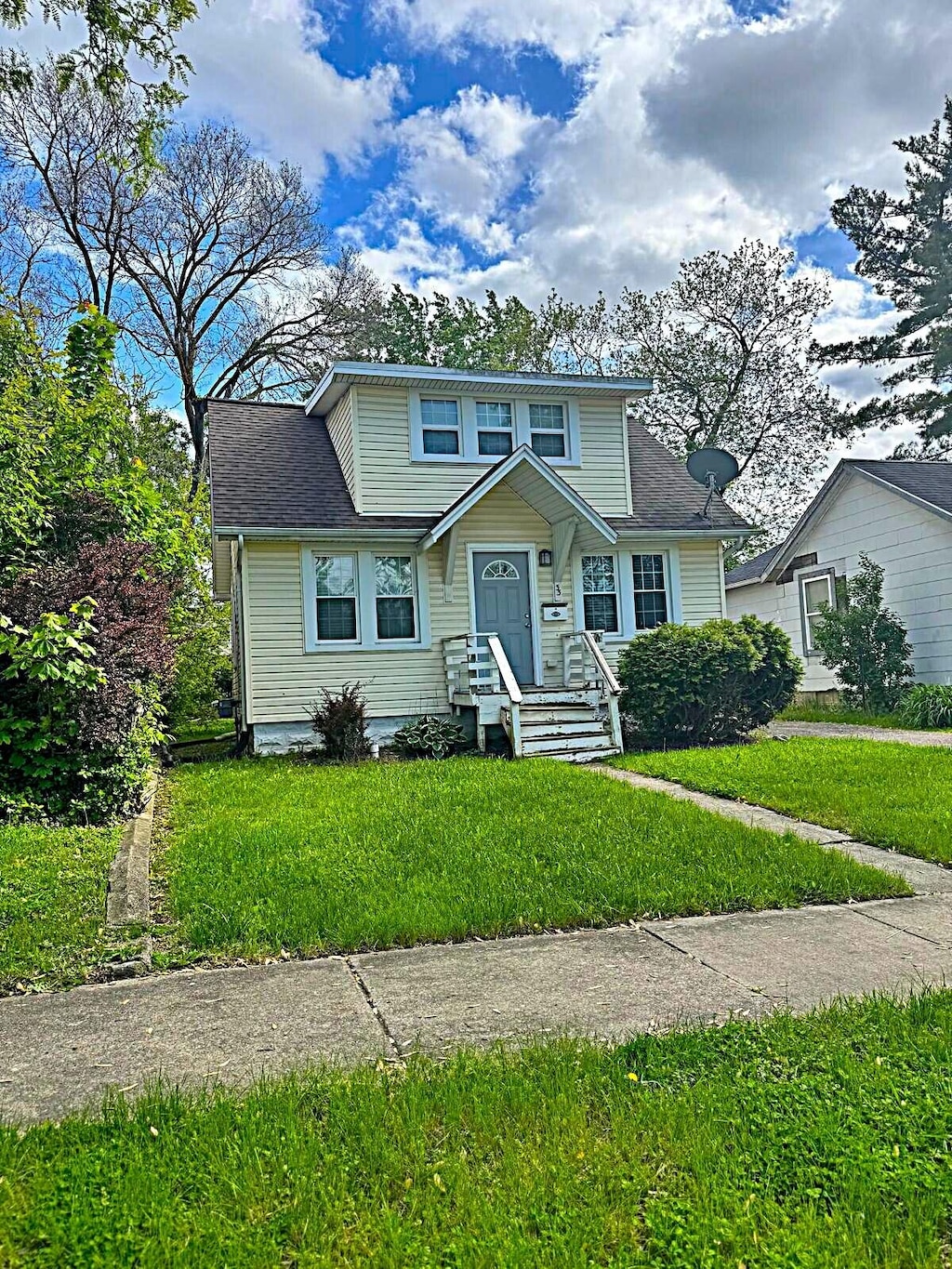 33 W Beverly Ave, Pontiac, MI 48340 - view of front of house with a front yard and roof with shingles