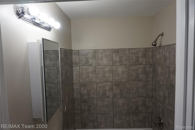 29619 Hazelwood St, Inkster, MI 48141 - bathroom with bathing tub / shower combination