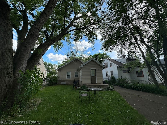 459 E Breckenridge St, Ferndale, MI 48220 - bungalow-style home featuring a front lawn