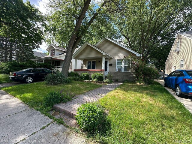 459 E Breckenridge St, Ferndale, MI 48220 - bungalow featuring a front lawn and covered porch