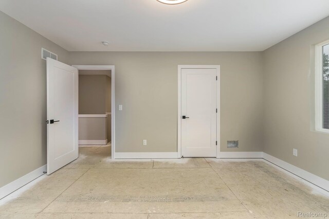 1439 Merry Rd, Waterford, MI 48328 - unfurnished room with baseboards